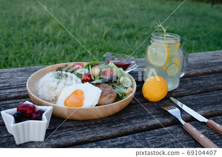 煎蛋漢堡午餐盤 69104407