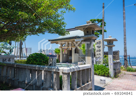 Summer Blue Sky and Hakata Wharf Green Space Sunset Park Kushida Shrine Hamamiya [Fukuoka City] 69104841