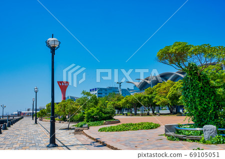 View of the summer blue sky and Hakata Port Hakata Pia Topia green space [Fukuoka City] 69105051