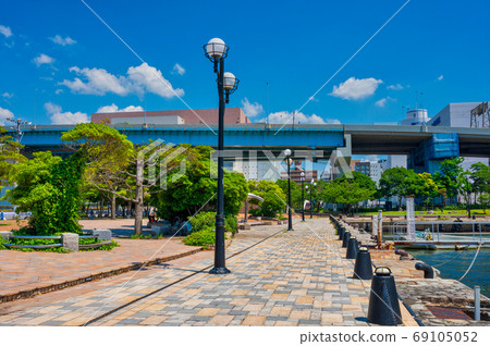 View of the summer blue sky and Hakata Port Hakata Pia Topia green space [Fukuoka City] 69105052