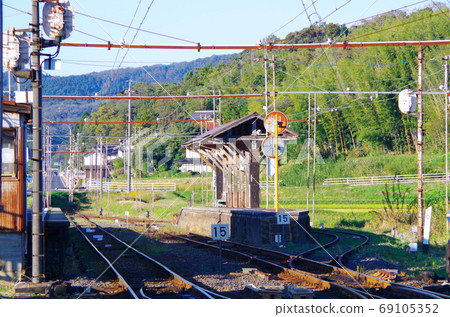 Scenery of Ichibataguchi Station where a long shadow in the evening stretches on the switchback track ... Izumo City, Shimane Prefecture (sunny) 69105352