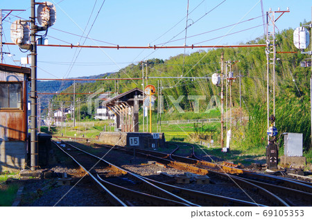 Scenery of Ichibataguchi Station where a long shadow in the evening stretches on the switchback track ... Izumo City, Shimane Prefecture (sunny) 69105353