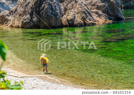 佐佐川溪流和海灘在晴朗的天氣中新潟縣村上市一名帶浮環的泳裝婦女 69105354