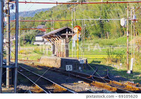 Scenery of Ichibataguchi Station, a quiet place where the autumn sun hits an island platform ... Izumo City, Shimane Prefecture (sunny) Scenery of Ichibataguchi Station, a quiet place where the autumn sun hits an island platform ... Izumo City, Shimane Prefecture (sunny) 69105620