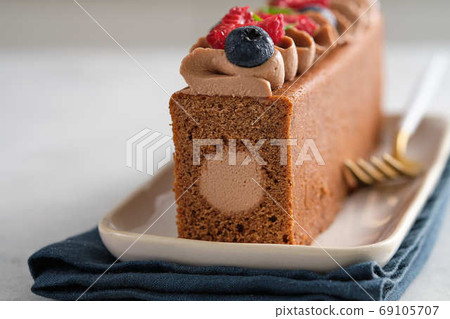 Chocolate cake with chocolate cream decoration and berries. Gourmet cake. 69105707