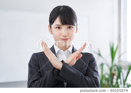 日本女商人在辦公室發布NG標誌 69105874
