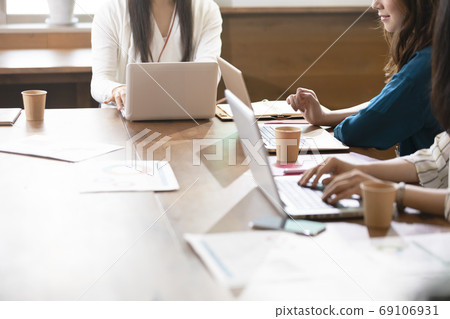 Meeting businesswoman Meeting businesswoman 69106931