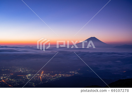 (山梨縣)甲府盆地夜景和串起山富士山 (山梨縣)甲府盆地夜景和串起山富士山 69107278