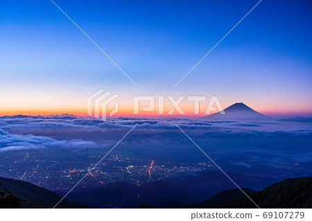 (山梨縣)甲府盆地夜景和串起山富士山 (山梨縣)甲府盆地夜景和串起山富士山 69107279