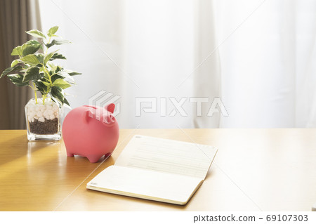 存錢罐和桌上的計算器 69107303