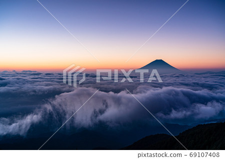 (Yamanashi Prefecture) Mt. Fuji floating in the sunrise/sea of clouds (Yamanashi Prefecture) Mt. Fuji floating in the sunrise/sea of clouds 69107408