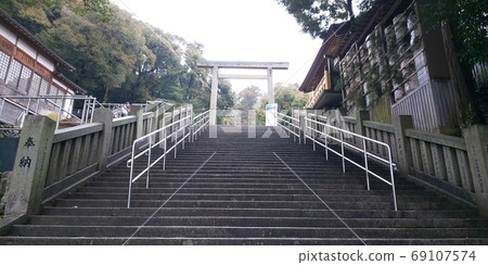 通往鳥居的石階 通往鳥居的石階 69107574