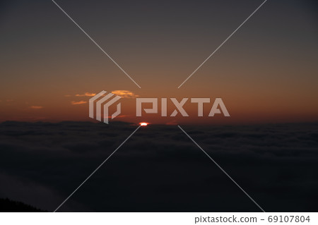(Yamanashi Prefecture) Morning glow and light coming from Mt. (Yamanashi Prefecture) Morning glow and light coming from Mt. 69107804