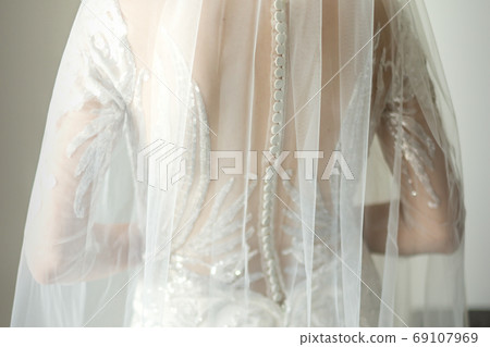 Back of bride in wedding dress 69107969