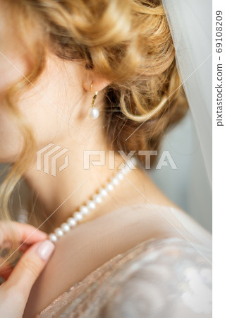 Bride dresses necklace before wedding Bride dresses necklace before wedding 69108209