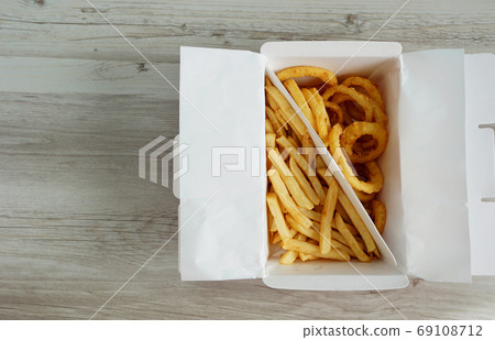 垃圾食品。法式炸薯條和炸洋蔥 69108712