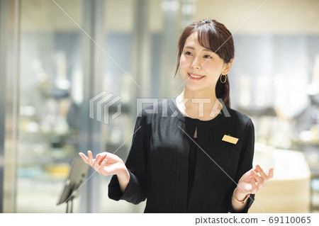 Shop assistant entrance guide 69110065