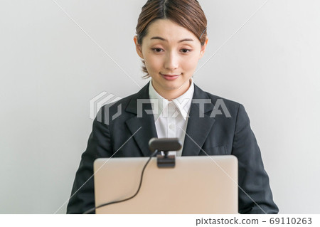 使用網絡攝像頭在線面試的年輕女子 69110263