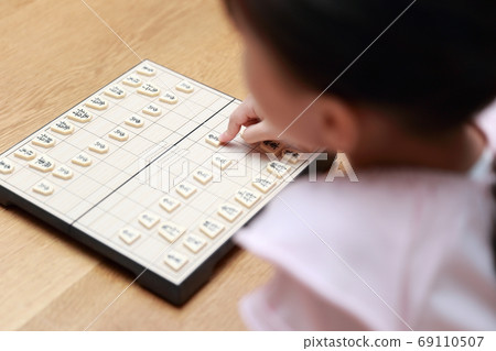 A girl playing shogi 69110507