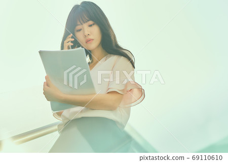 職業女性商務辦公室工作人員 職業女性商務辦公室工作人員 69110610