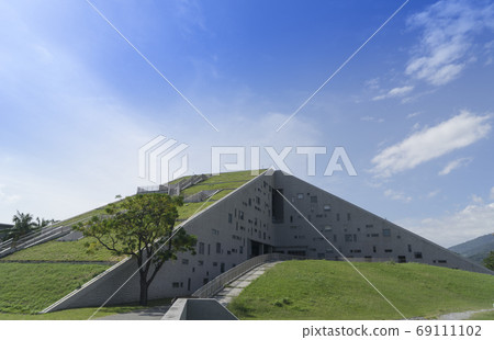 台東大學金字塔圖書館 69111102