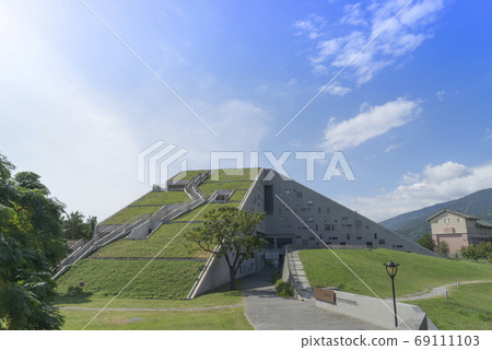 台東大學金字塔圖書館 69111103