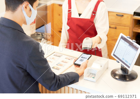 讀取智能手機上顯示的條形碼的業務員和客戶 69112371