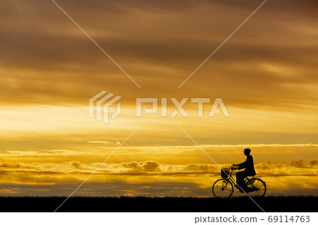 夕陽下騎自行車去上學的高中男孩的身影 夕陽下騎自行車去上學的高中男孩的身影 69114763