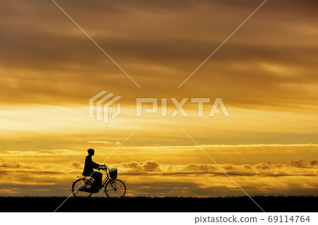 夕陽下騎自行車去上學的高中男孩的身影 夕陽下騎自行車去上學的高中男孩的身影 69114764