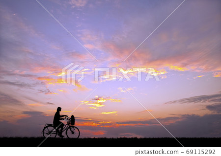 夕陽下騎自行車上學的女高中生的身影 夕陽下騎自行車上學的女高中生的身影 69115292