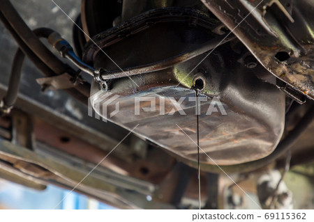 Drain the old oil from the engine through the drain plug. Drain the old oil from the engine through the drain plug. 69115362