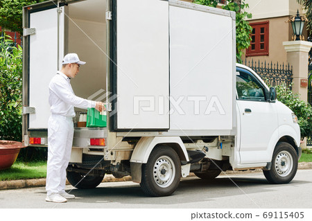 Loading milk float 69115405