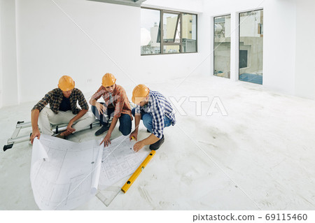 Builders checking blueprints Builders checking blueprints 69115460