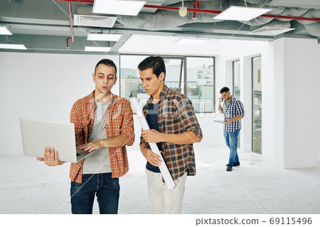 Architect showing project to colleague 69115496