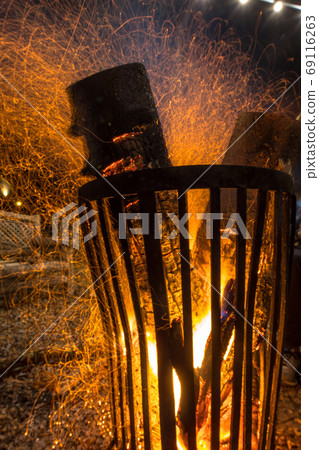 Burning fire pit steel basket Burning fire pit steel basket 69116263