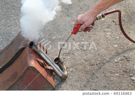 EGR intake pipe cleaning using fire 69116863