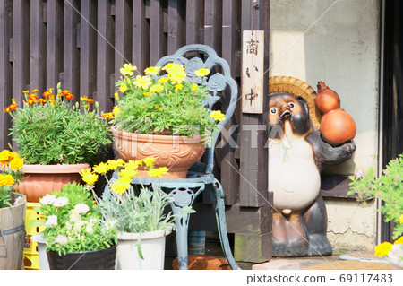 餐廳入口處的狸小公仔 69117483