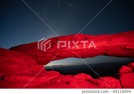 Mesa arch before dawn Mesa arch before dawn 69118004