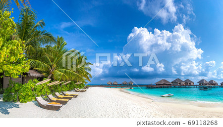 Wooden sunbed in the Maldives 69118268