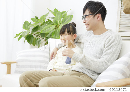 微笑的父親和女兒 69118471