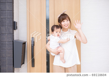 Baby and mom playing bye by the entrance Baby and mom playing bye by the entrance 69118604