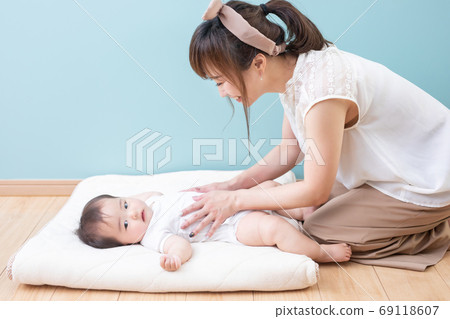 Mom who makes baby sleep [Baby massage] 69118607