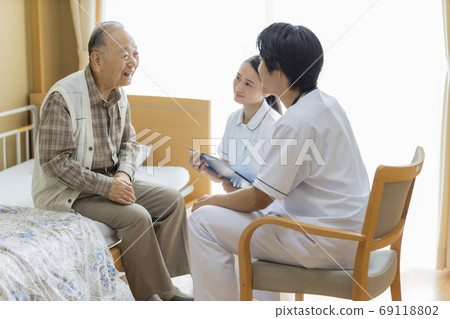 在療養院接受身體檢查的高級男性護理機構 69118802