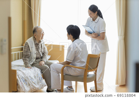 在療養院接受身體檢查的高級男性護理機構 69118804
