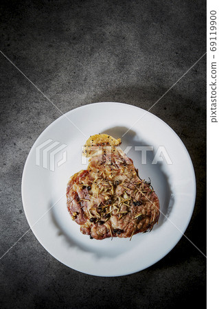 Grilled pork baked with pork Grilled pork baked with pork 69119900