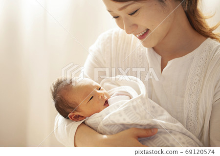 Mother holding a newborn baby 69120574