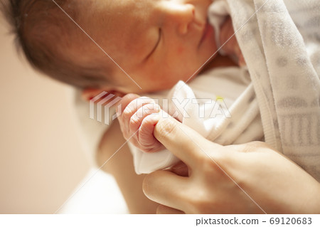 Baby hand holding mother's fingers 69120683