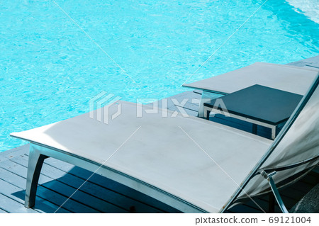 Many white chaise lounge by the pool Many white chaise lounge by the pool 69121004