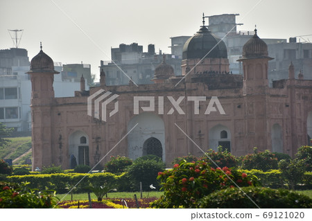 Dhaka, Bangladesh Lalberg Fort, an unfinished castle ruin Beautiful gardens and mausoleum 69121020