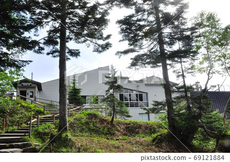 新穗高空中纜車西穗高口站和茂密的步道 新穗高空中纜車西穗高口站和茂密的步道 69121884